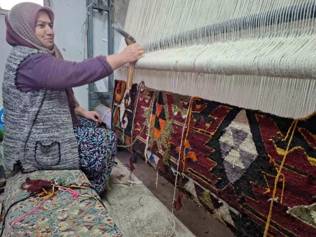 Kadınlar Geleneksel Kilim Dokumayı Yaşatıyor